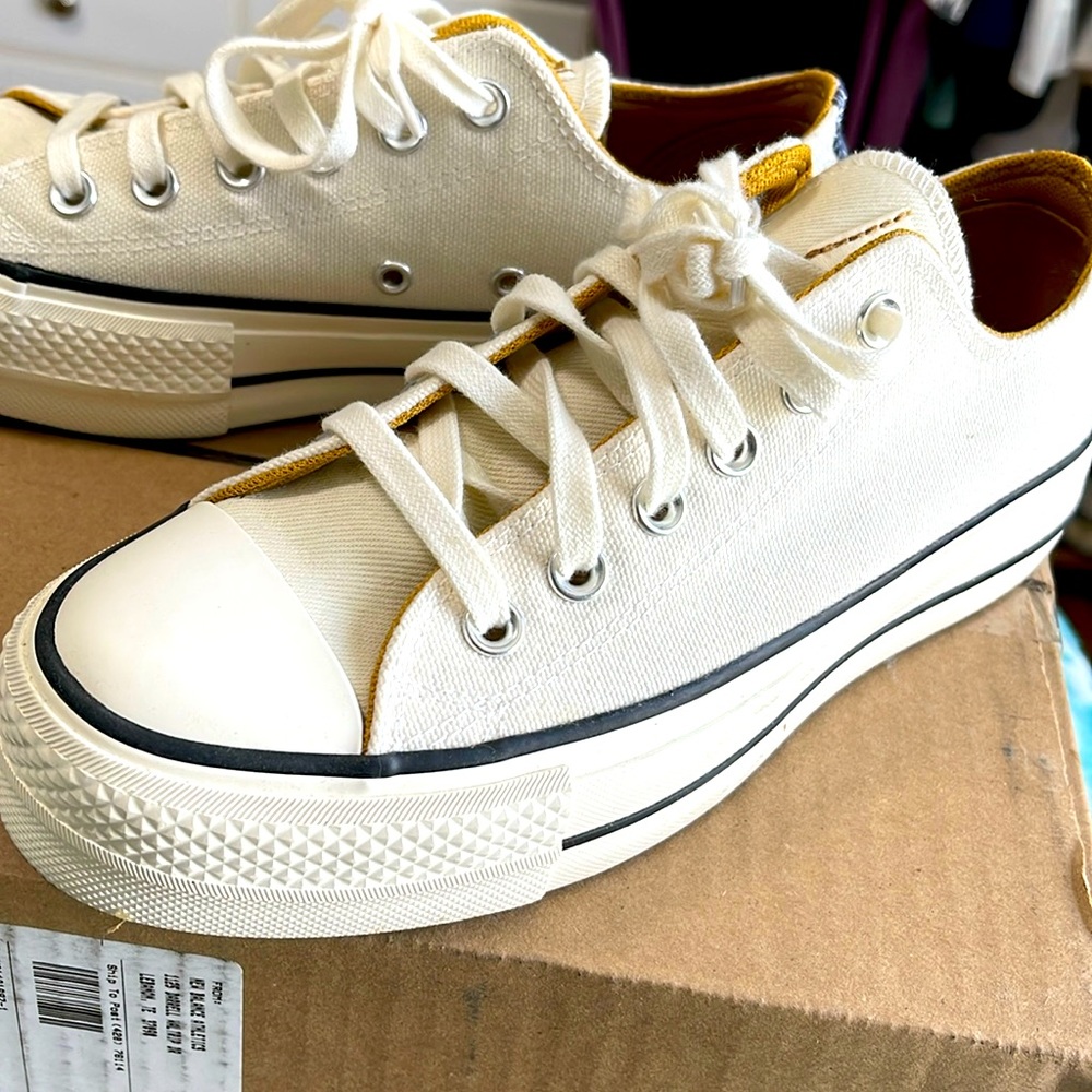 Chuck Taylor All Star Lift Demin Low Top in White